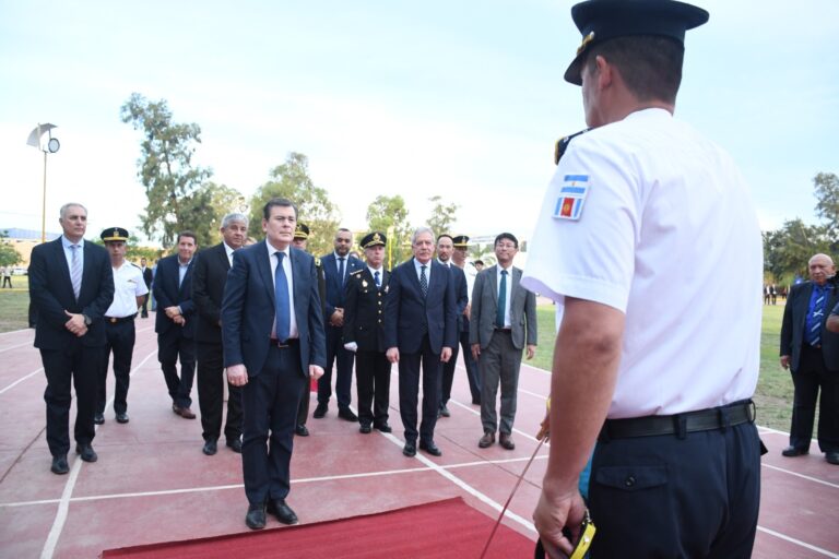 El Gobernador Zamora encabezó el acto de egreso de 102 oficiales ayudantes y seis agentes del “programa Puentes Azules” de la Policía de la Provincia