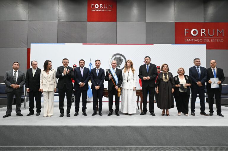 El gobernador tomó juramento a los miembros de su gabinete