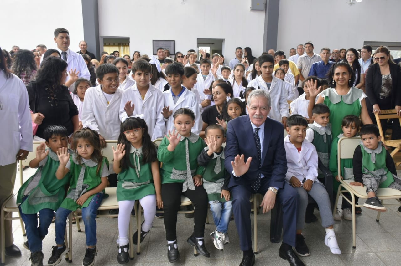 El gobernador Elías Suárez cerró el ciclo lectivo 2025 en el departamento Salavina con la inauguración de obras en la escuela N° 137 y un nuevo edificio para el Jardín N° 369