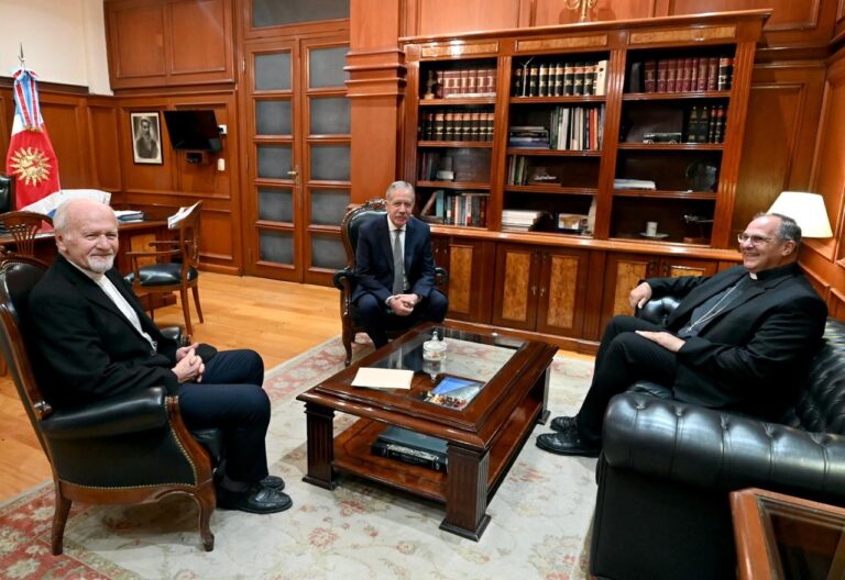 El Gobernador Elías Suárez recibió al Arzobispo Vicente Bokalic Iglic y al  Obispo José Luis Corral