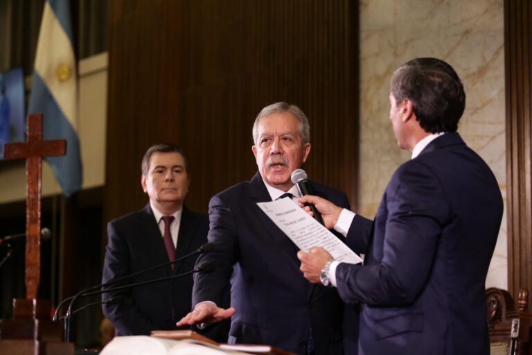 Elías Suárez asumió la gobernación su mandato con un llamado al federalismo y a la continuidad institucional