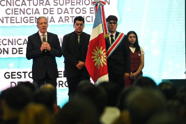 Elías Suárez participó del acto de colación de 198 nuevos egresados del ITSE y anunció la ampliación del edificio educativo