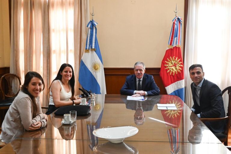 El Gobernador Elías Suárez recibió en Casa de Gobierno a la presidenta de la Fundación Haciedo Caminos