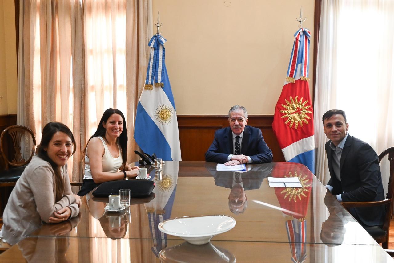 El Gobernador Elías Suárez recibió en Casa de Gobierno a la presidenta de la Fundación Haciedo Caminos