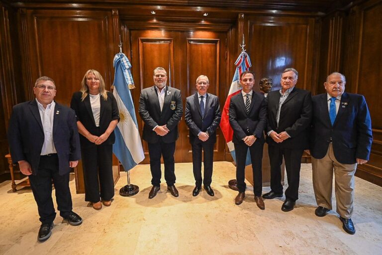 El gobernador Elías Suárez recibió autoridades distrito 4.851 del rotary club