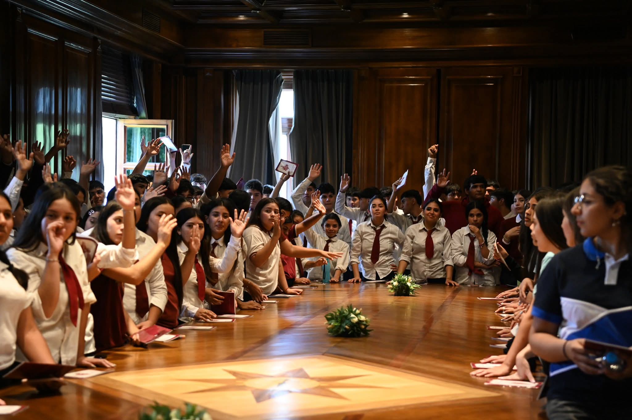 Más de 540 estudiantes secundarios  de siete departamentos fueron recibidos en Casa de Gobierno