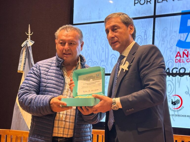 “En Santiago la democracia y los derechos humanos son políticas de estado innegociables”