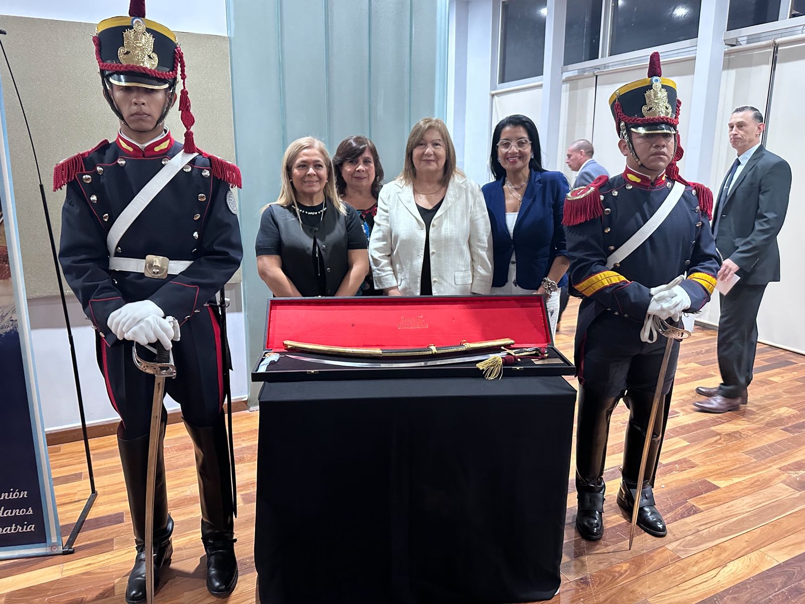 El reconocido historiador Roberto Colimodio abordó el legado de San Martín y Belgrano en la Legislatura