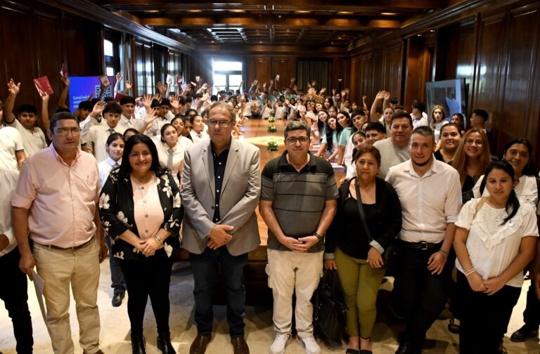 Estudiantes de Quimilí, Tacañitas, Yuchán y Colonia Alpina visitaron Casa de Gobierno