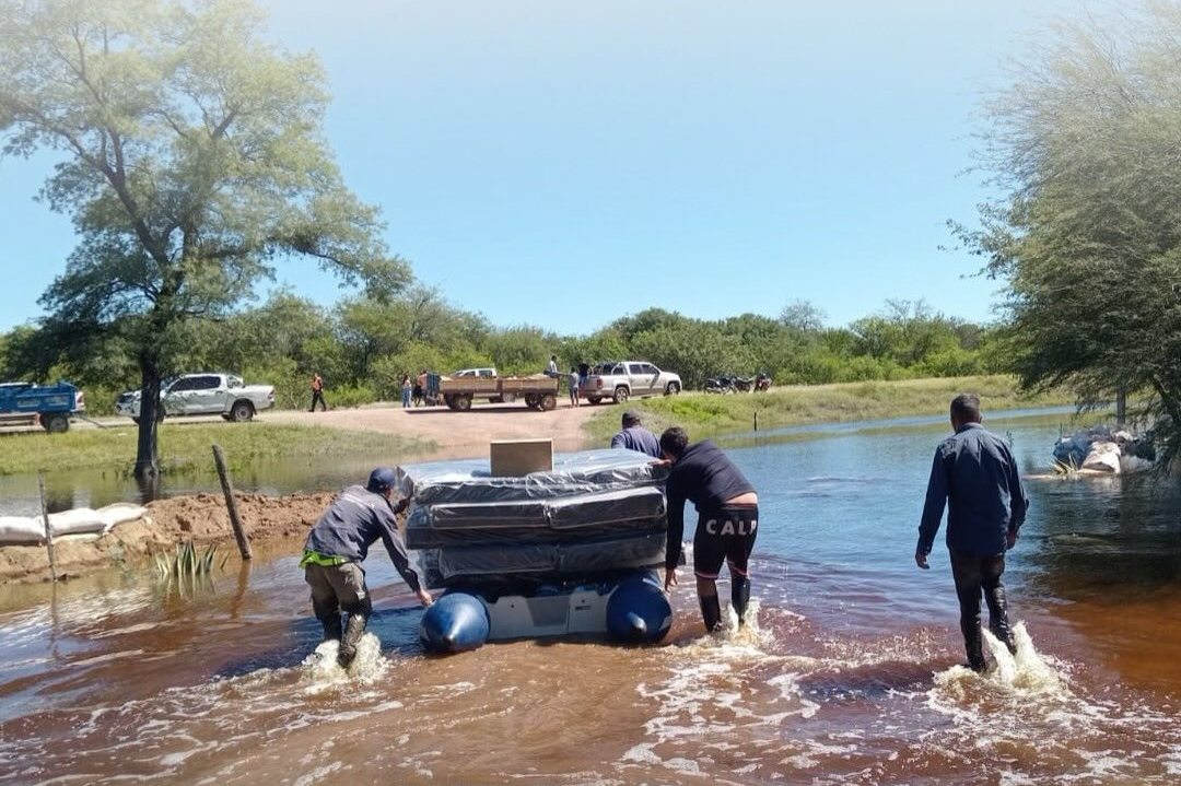 El Gobierno continúa con los operativos de asistencia y contención a familias por la crecida del río Dulce