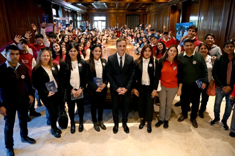 Estudiantes de Loreto y Añatuya visitaron Casa de Gobierno