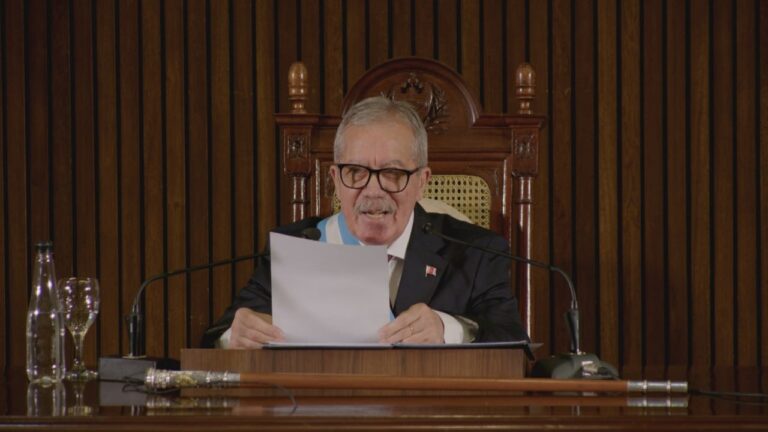 El gobernador  anunció un bono de $600 mil por el Día del Trabajador y un refuerzo de $1,2 millones para empleados públicos