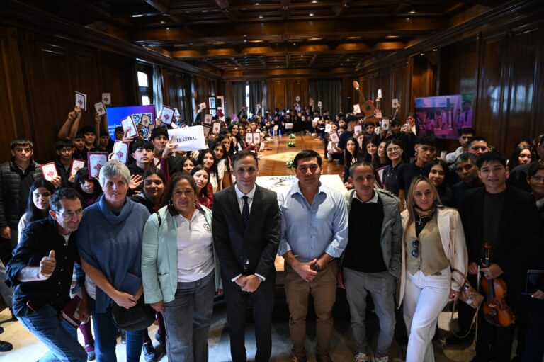 Estudiantes de El Ceibal y Monte Quemado visitaron Casa de Gobierno