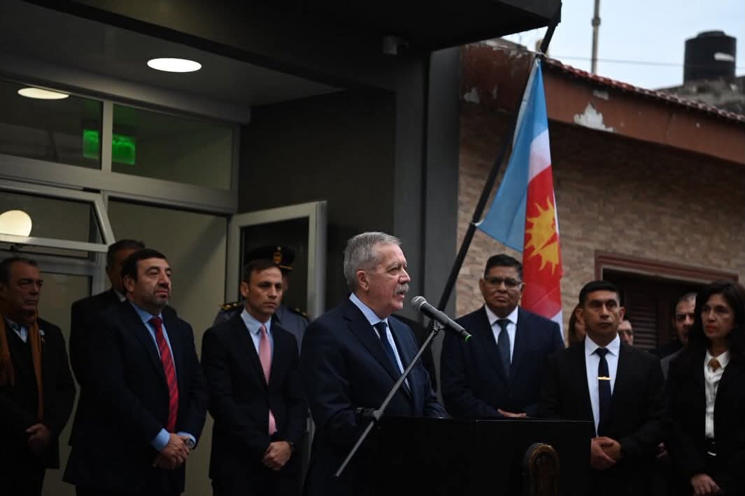 Elías Suárez inauguró la nueva Comisaría N°13 y entregró viviendas sociales a familias bandeñas