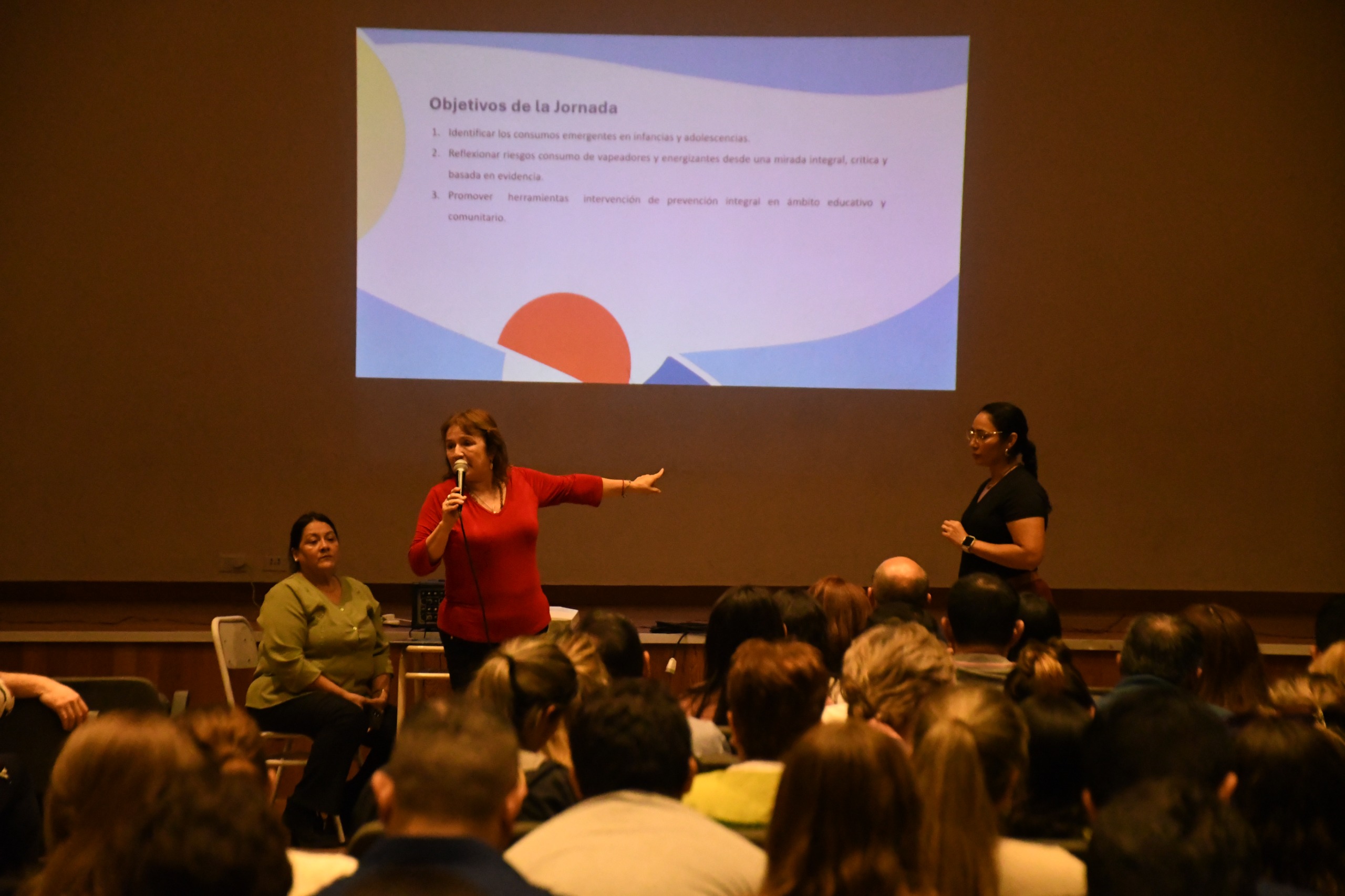 Capacitan a docentes en  prevención con eje en vapeadores y energizantes
