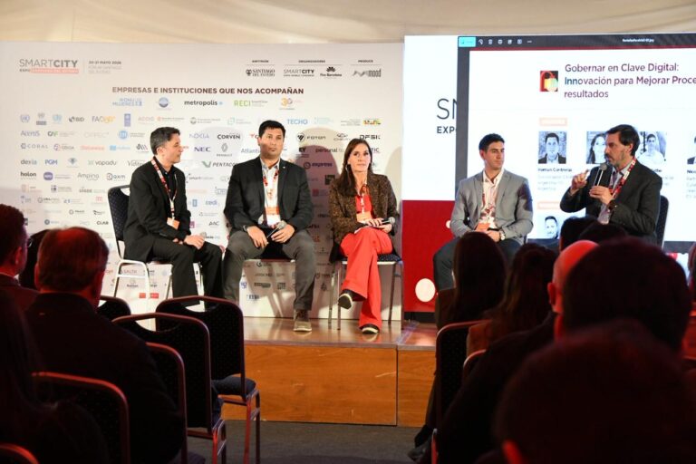 Gobernar en clave digital : expertos debatieron sobre  innovación y tecnología