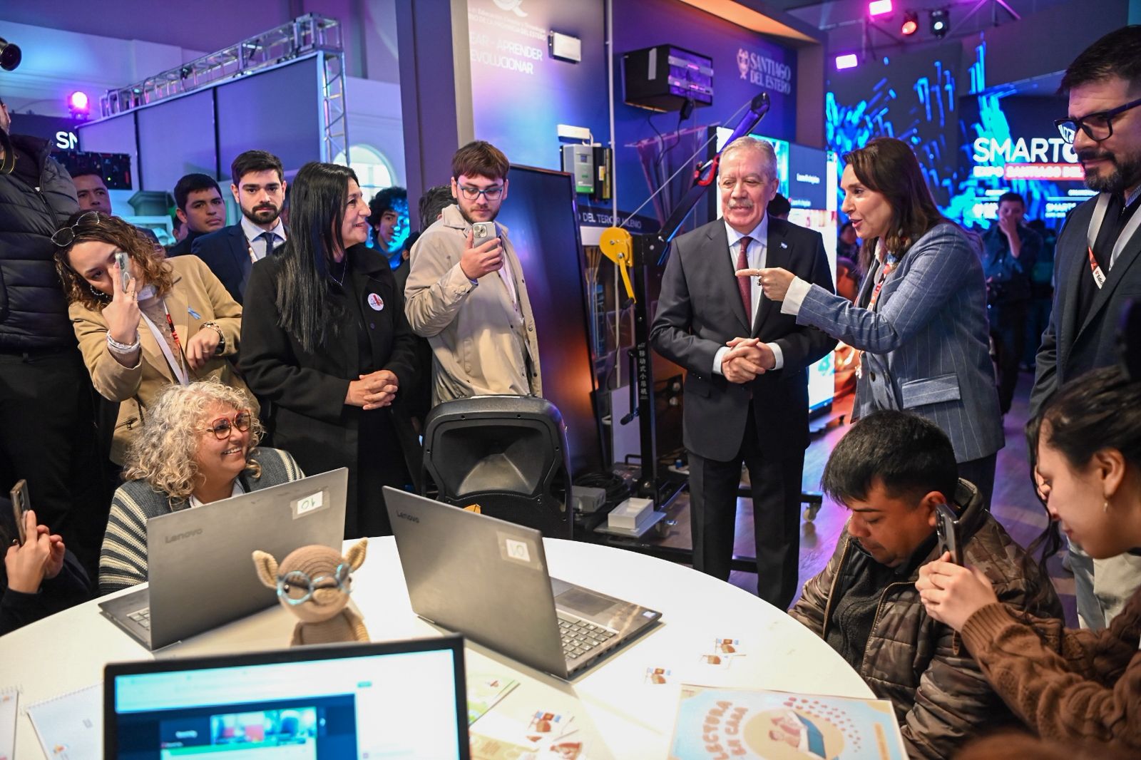 El Gobernador Elías Suárez participó en el Smart City  de una charla virtual con docentes de toda la provincia