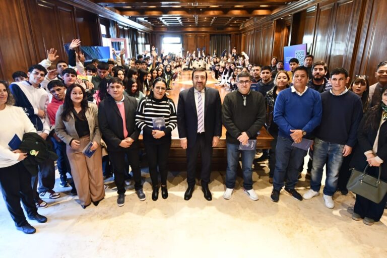Alumnos de los departamentos San Martín, Avellaneda y Figueroa conocieron Casa de Gobierno