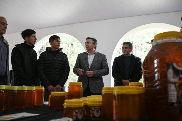 En la Semana de la Miel se vivió una exitosa jornada apícola en el Vivero San Carlos