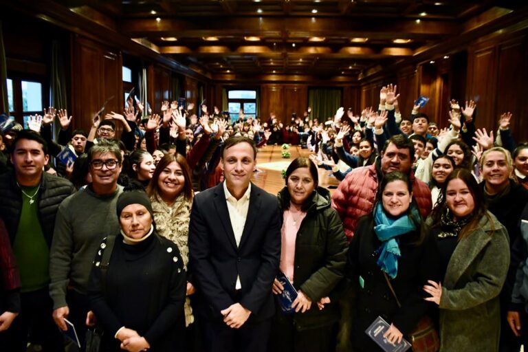 Víctor Araujo recibió a estudiantes de los departamentos Loreto y Juan Felipe Ibarra