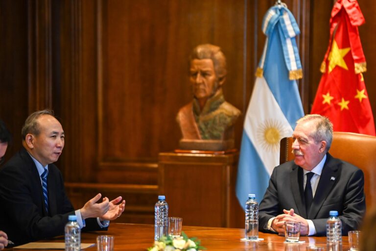 El Gobernador Suárez se reunió con el mabajador de China en Argentina y un grupo de empresarios