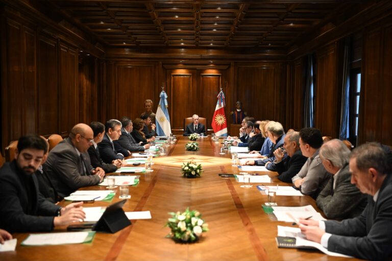 El Gobernador  Suárez anunció el cronograma de pagos de aguinaldo, bono extraordinario y haberes