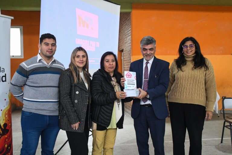 Capacitan a estudiantes y adultos sobre ciudadanía digital y prevención de riesgos en internet