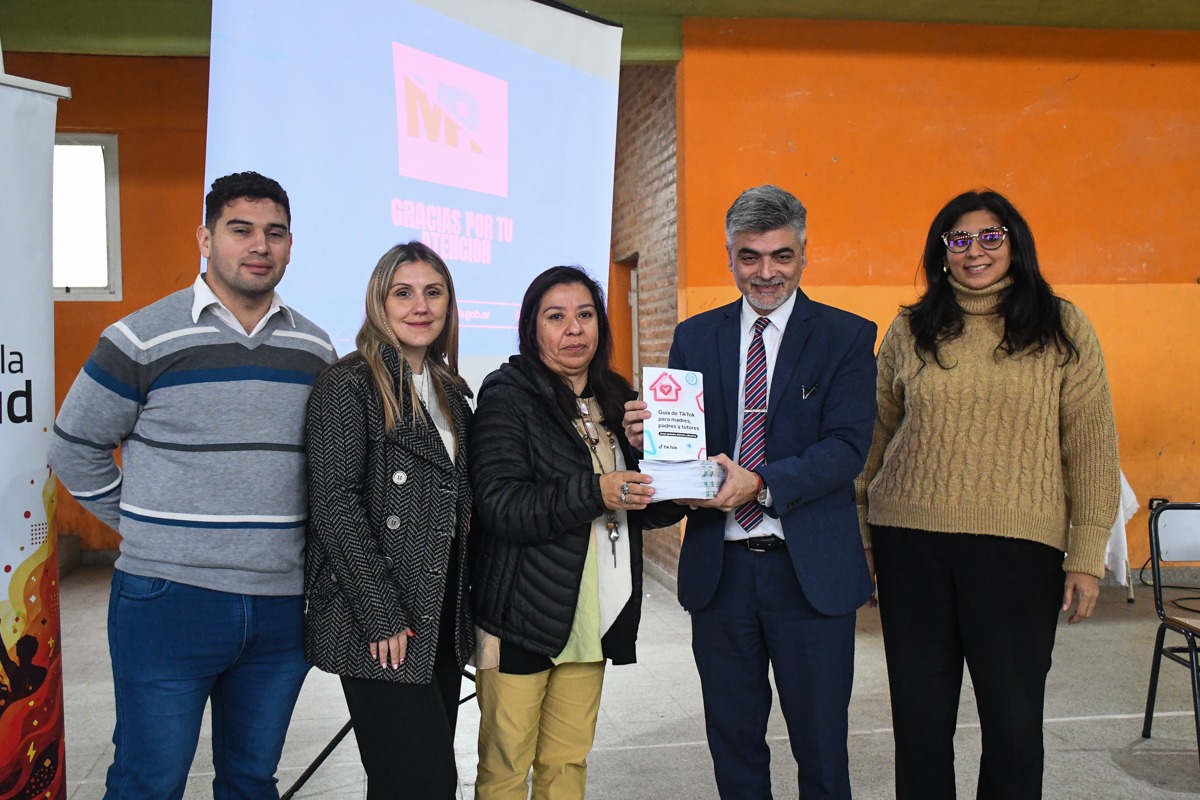 Capacitan a estudiantes y adultos sobre ciudadanía digital y prevención de riesgos en internet