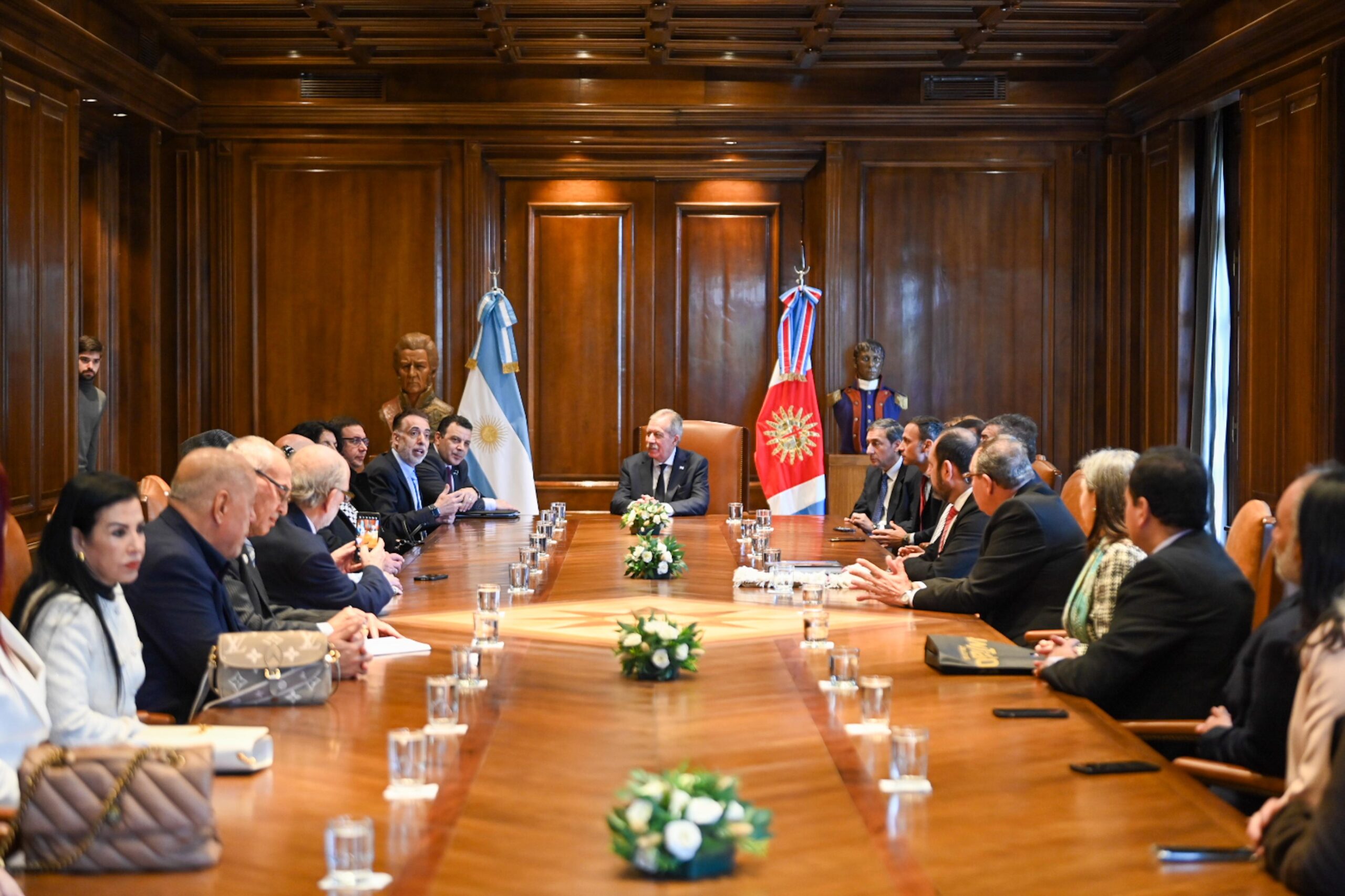 Suárez recibió a la comitiva de FEARAB en Casa de Gobierno