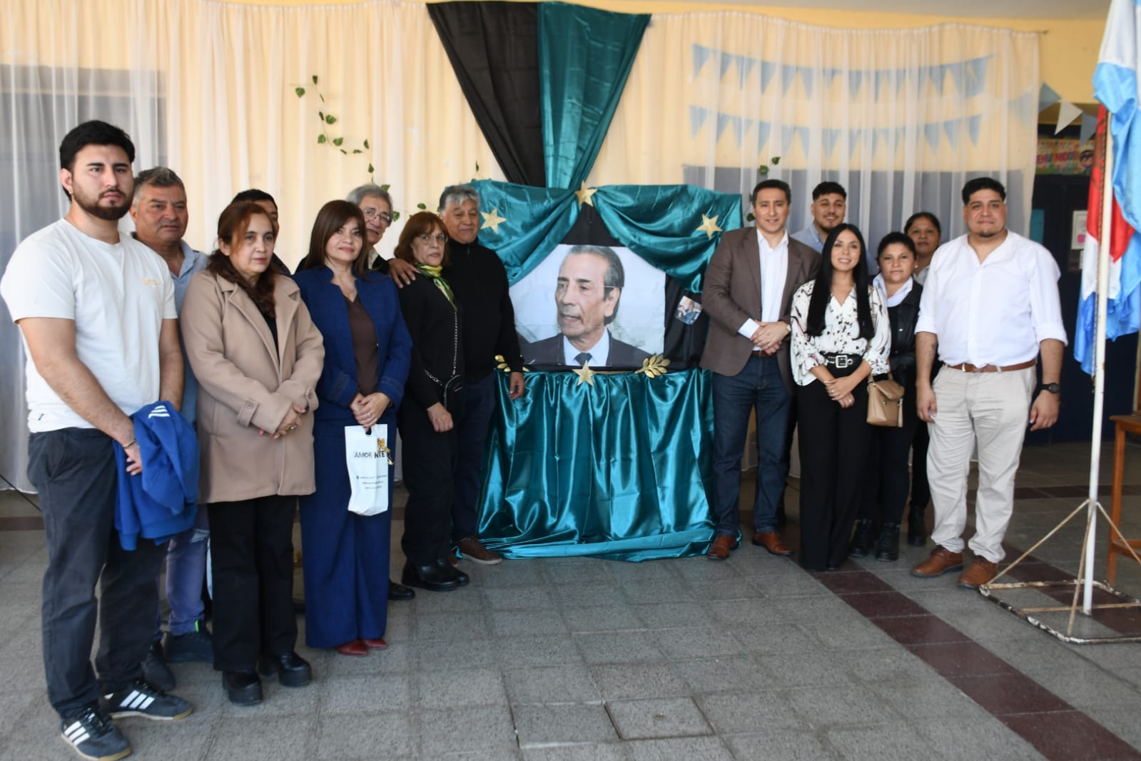 Rinden homenaje al coordinador de  “Mis Primeros 1700 días” con su nombre a la biblioteca de la Escuela de La Patria en Loreto