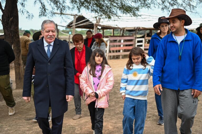 El Gobernador visitó la reserva ecológica y granja de la Fundación Estilo Campo en el departamento Silípica