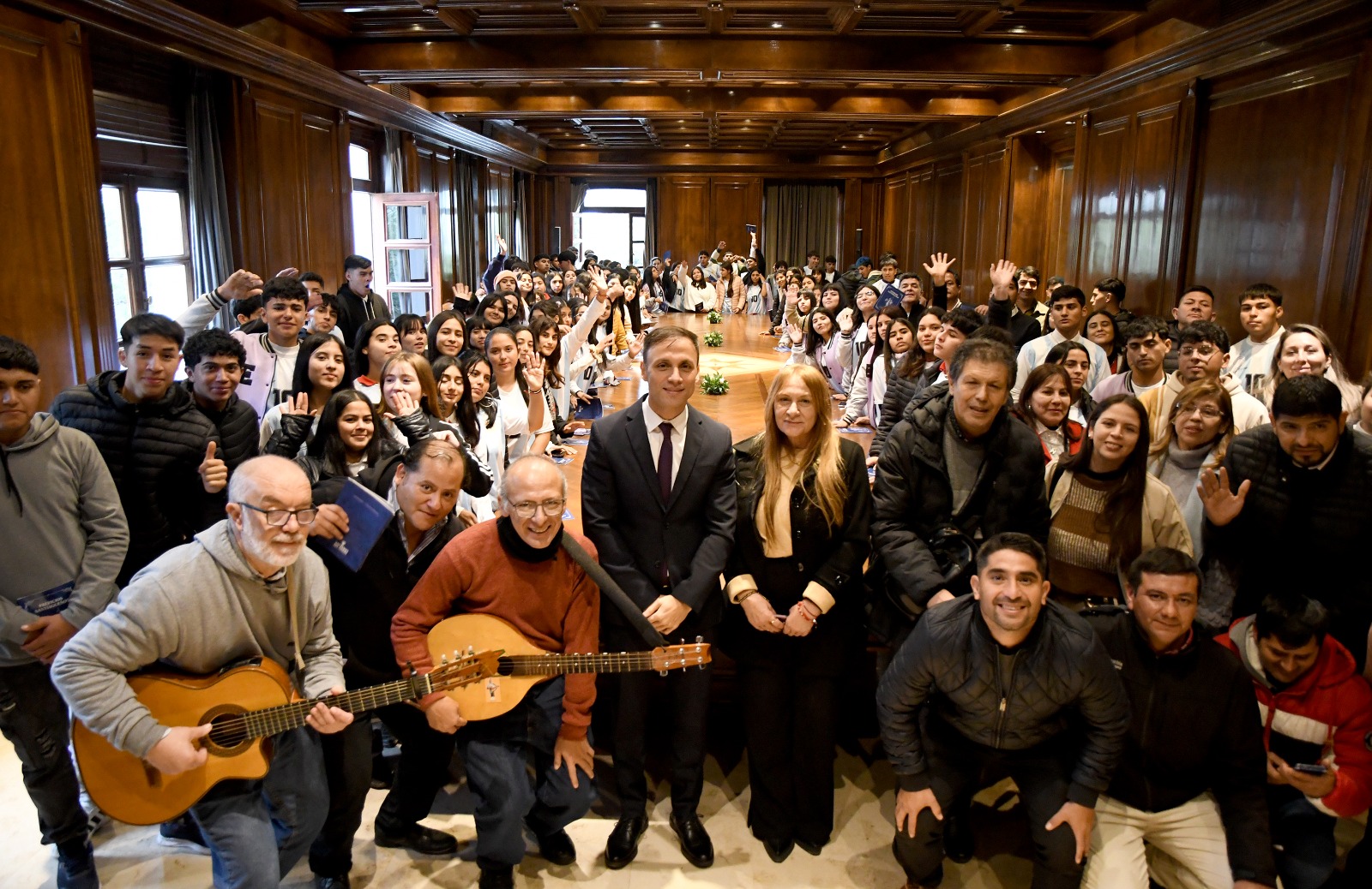 Alumnos de San Martín, Jiménez y Atamisquí visitaron Casa de Gobierno