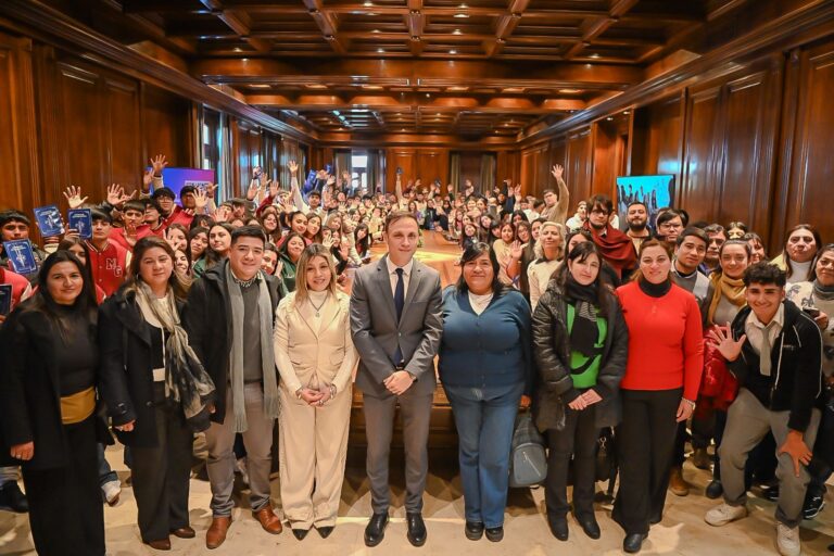 El Jefe de Gabinete recibió aalumnos de los departamentos Silípica, Choya y Guasayán