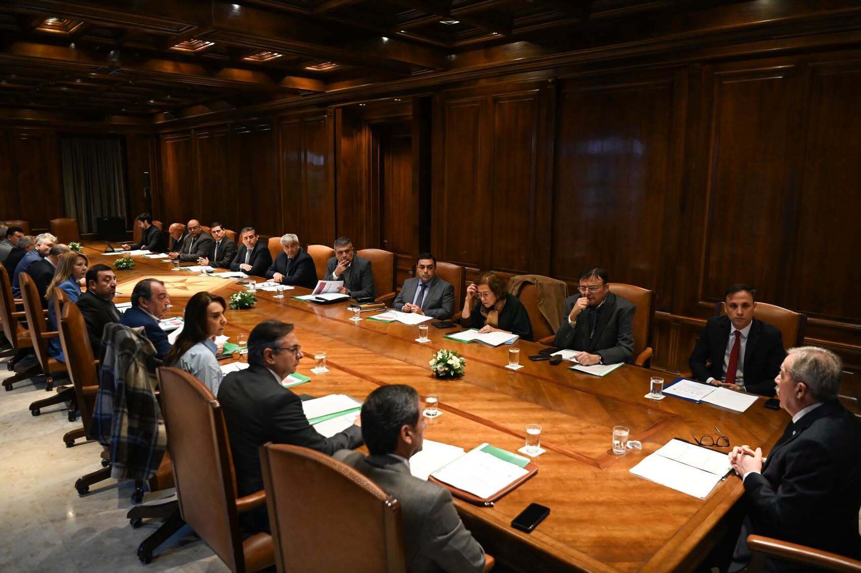 En Casa de Gobierno se realiza una reunión de gabinete provincial ampliado para coordinar políticas estratégicas