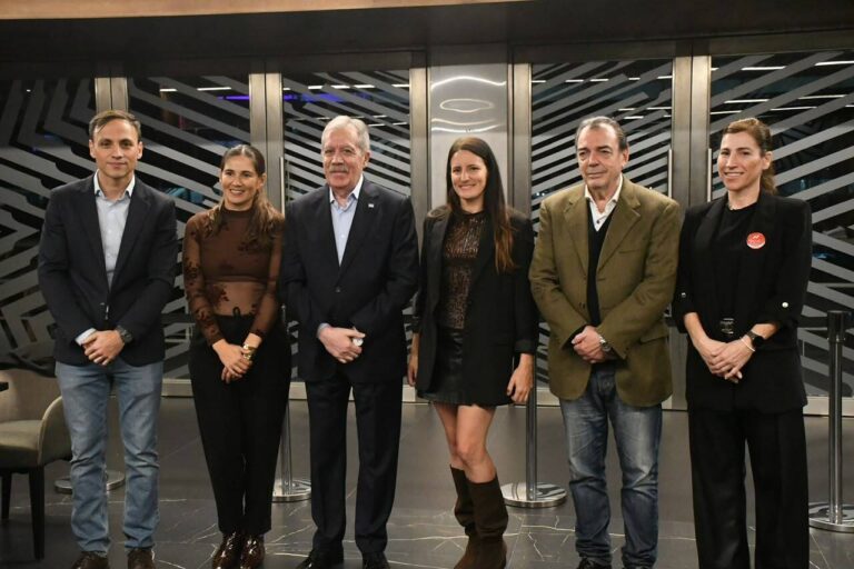 Elías Suárez participó de un cocktail solidario organizado por la Fundación Haciendo Camino