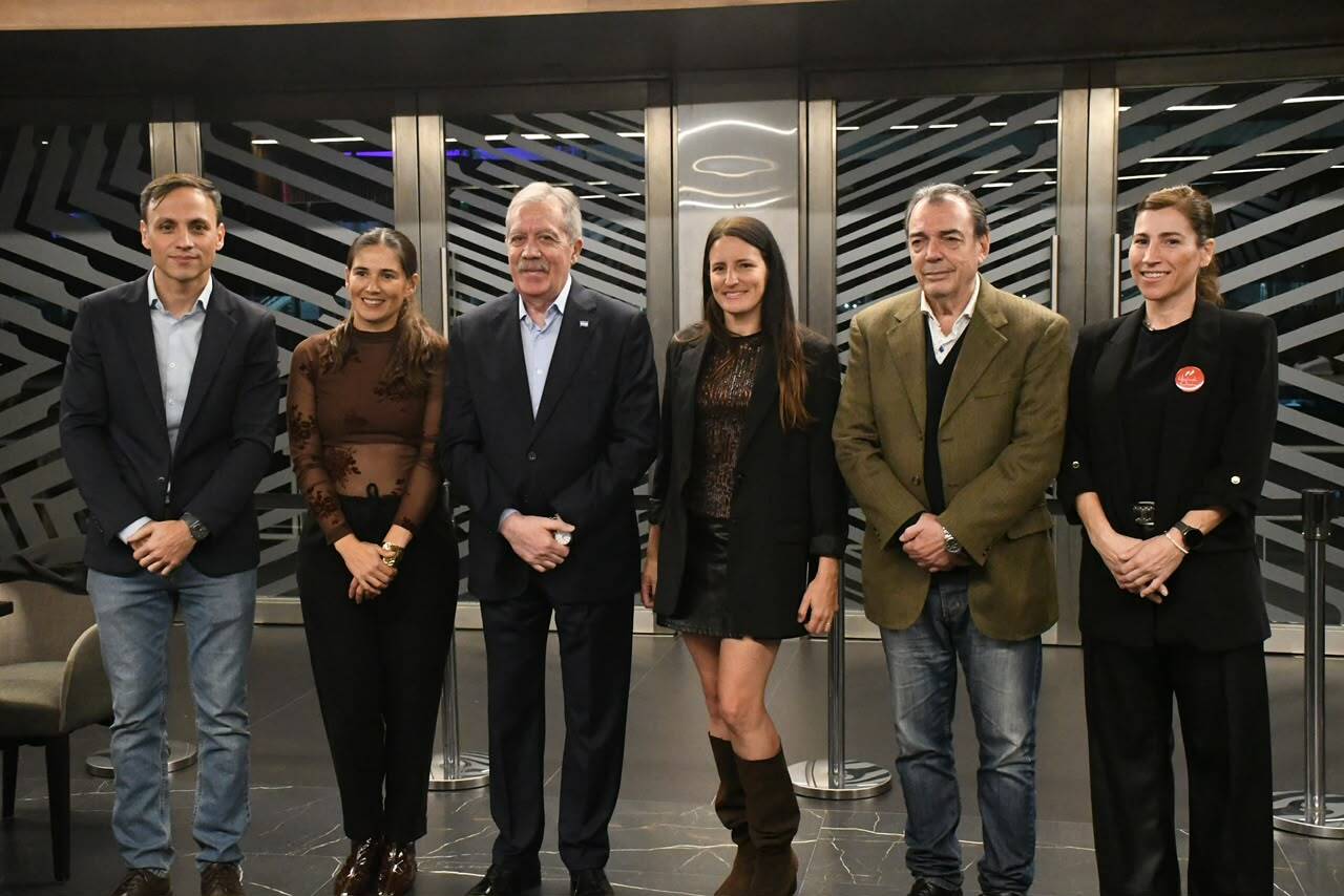 Elías Suárez participó de un cocktail solidario organizado por la Fundación Haciendo Camino