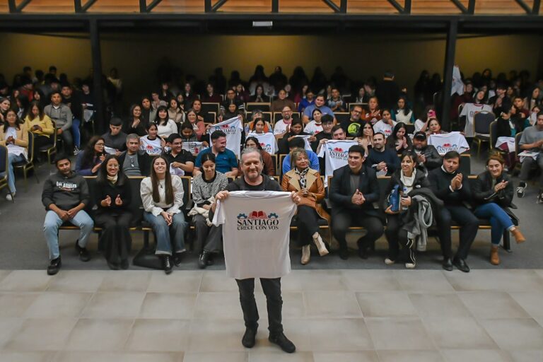 Cientos de jóvenes participaron en Fernández de un conversatorio con Darío Sztajnzrajber
