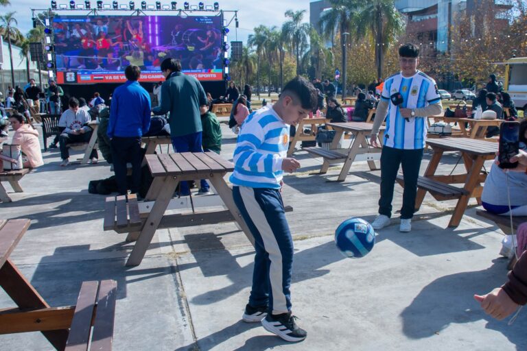El Fórum se prepara para vivir una nueva fiesta albiceleste con el partido entre Argentina e Inglaterra