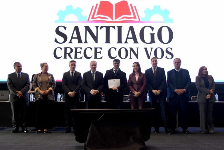 El Gobernador Elías Suárez fue parte de la entrega certificados a los primeros egresados del programa “Santiago Crece con Vos”