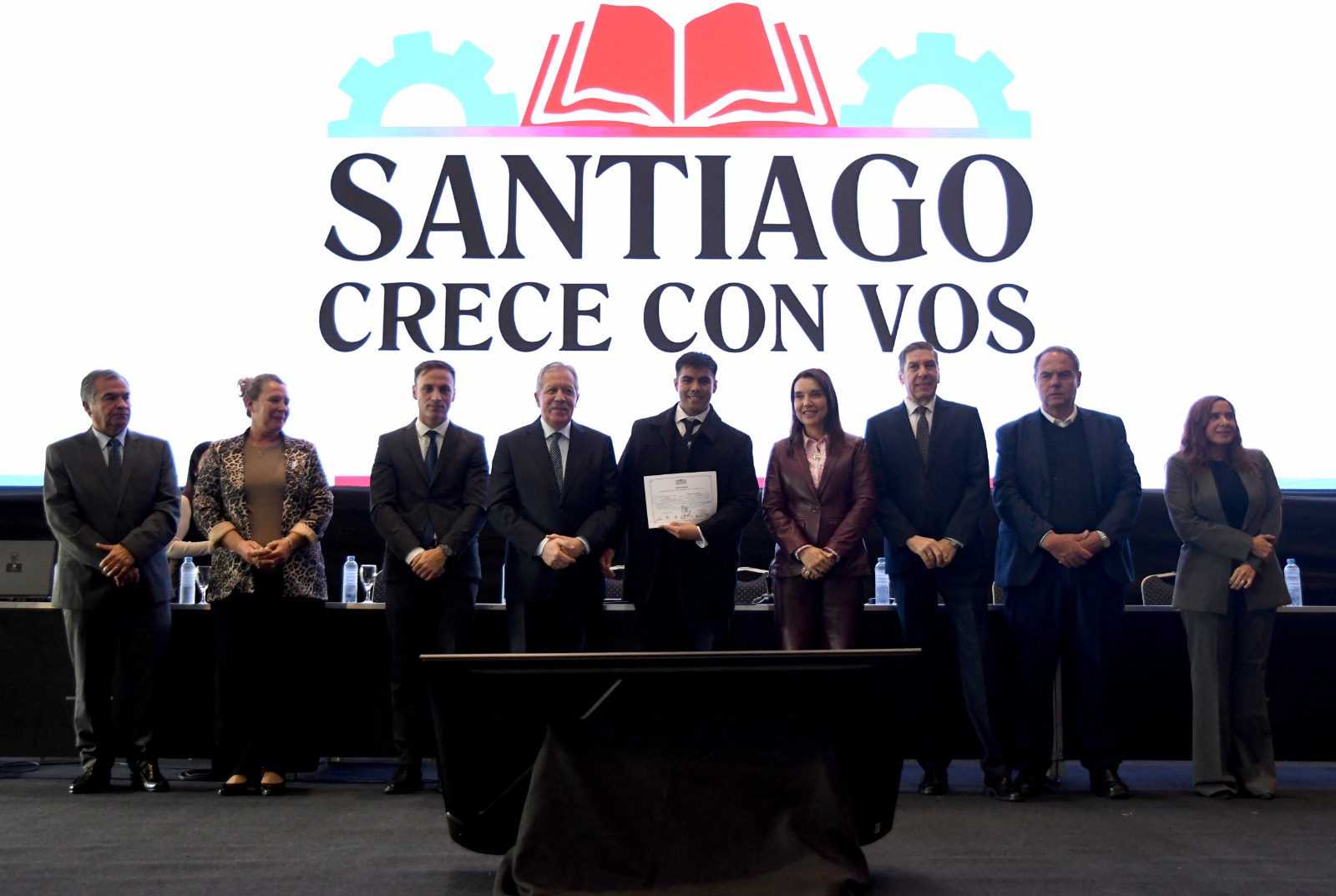 El Gobernador Elías Suárez fue parte de la entrega certificados a los primeros egresados del programa “Santiago Crece con Vos”