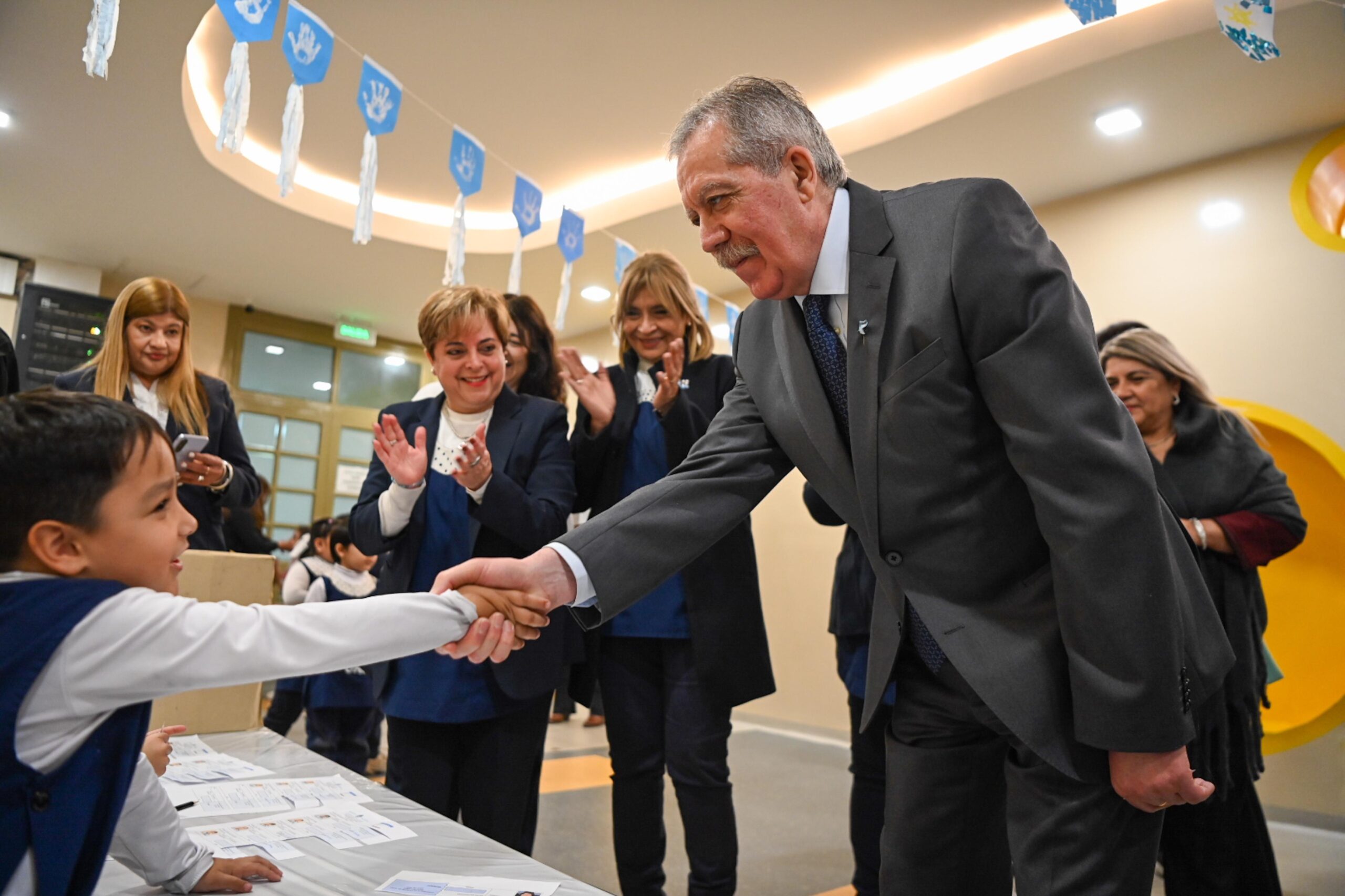 El Gobernador visitó el Jardín de la Escuela Normal “General Manuel Belgrano”