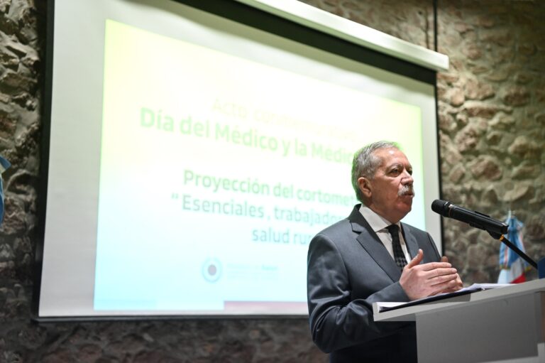 El Gobernador presidió el acto central por el Día del Médico y ratificó el compromiso del estado con el arraigo de la salud pública rural