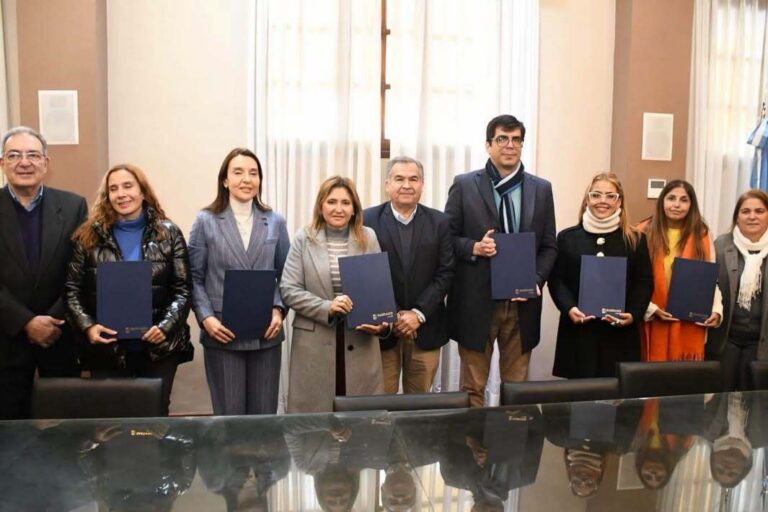 La ministra de Educación Mariela Nassif y la intendente Norma Fuentes firmaron convenios para fortalecer la formación docente en jardines municipales