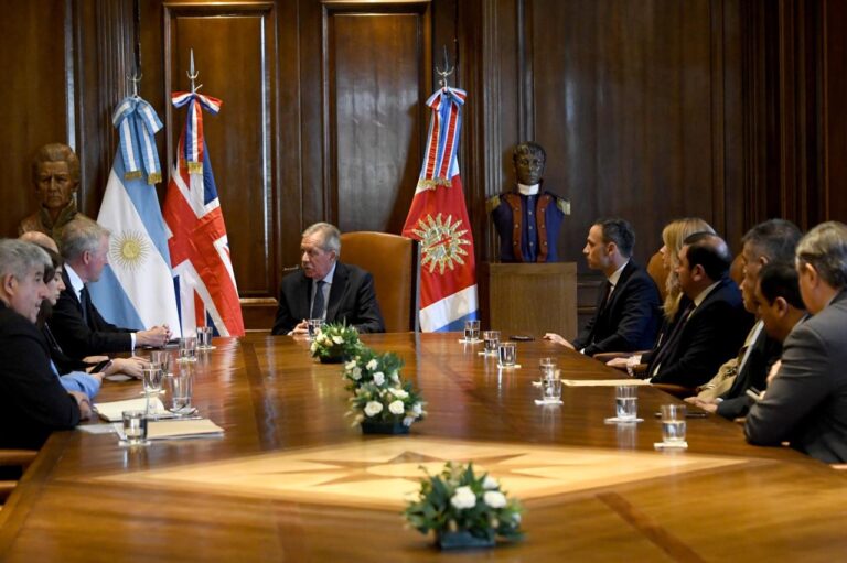 El Gobernador recibió en Casa de Gobierno al embajador del Reino Unido de Gran Bretaña e Irlanda del Norte