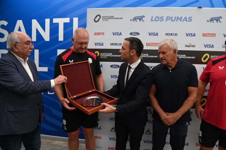 El Jefe de Gabinete Víctor Araujo  entregó un reconocimiento a la selección de rugby de Inglaterra