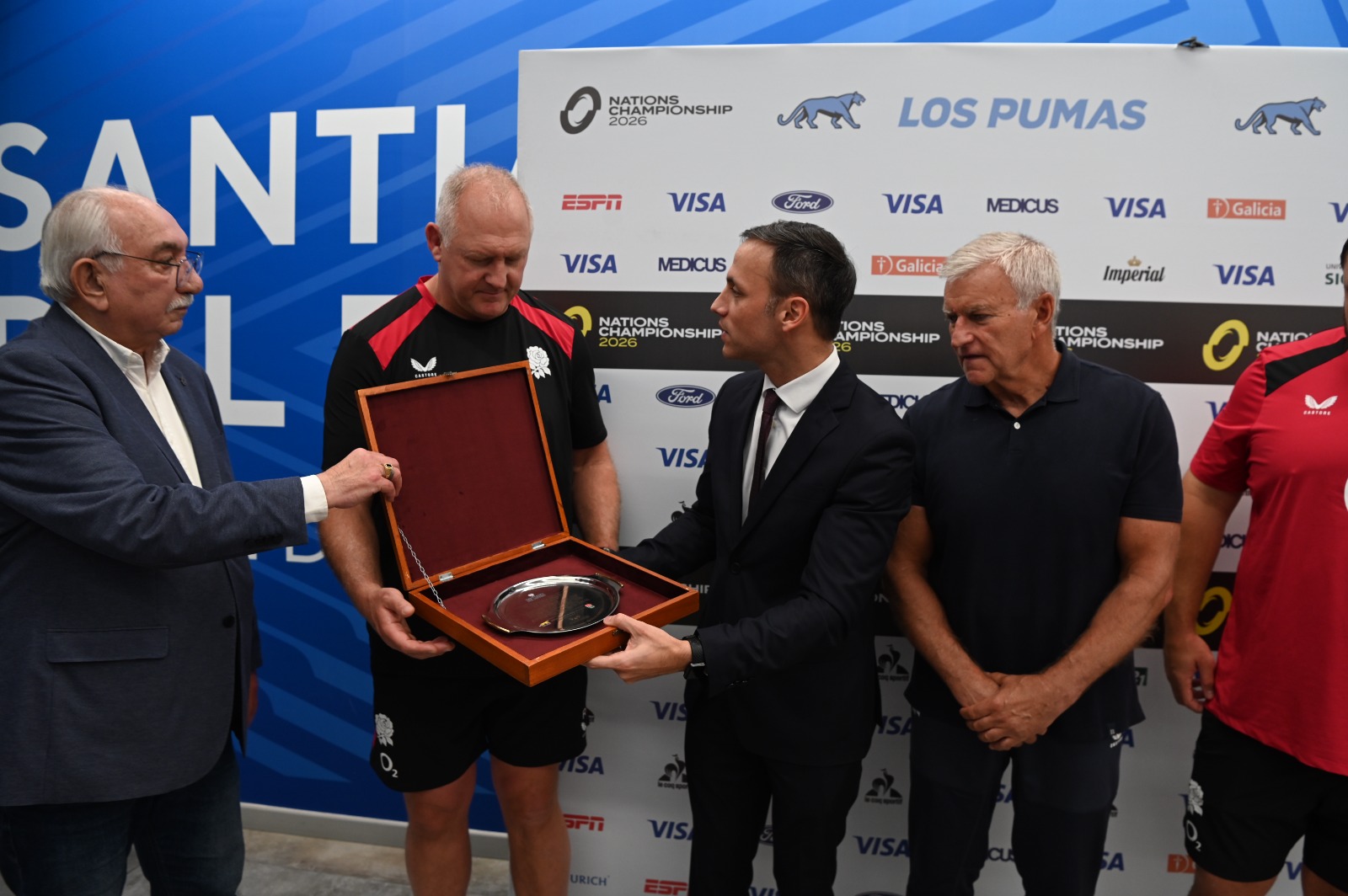 El Jefe de Gabinete Víctor Araujo  entregó un reconocimiento a la selección de rugby de Inglaterra