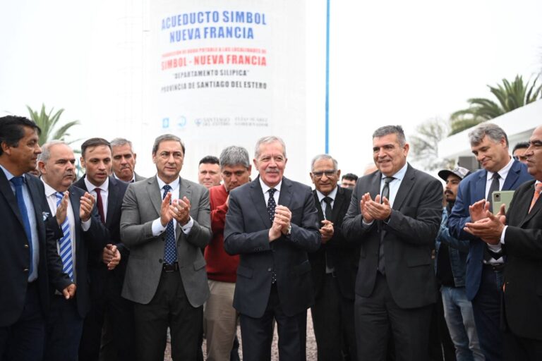 Suárez inauguró un acueducto y viviendas sociales en El Simbol y Nueva Francia