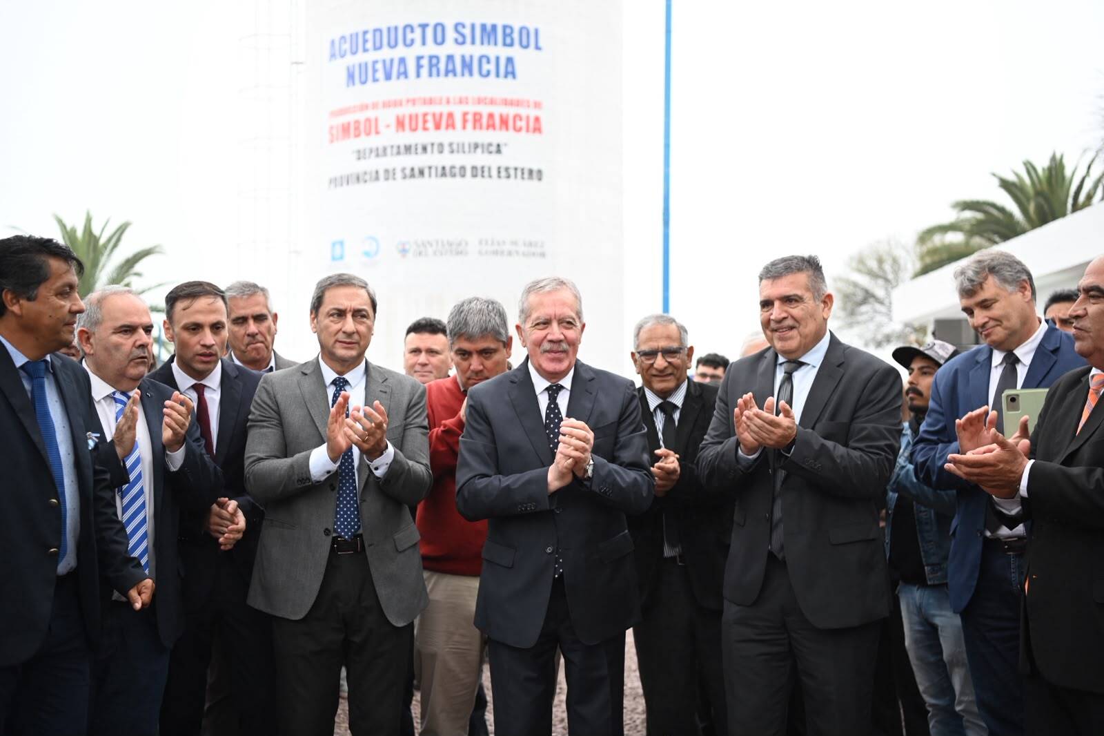 Suárez inauguró un acueducto y viviendas sociales en El Simbol y Nueva Francia