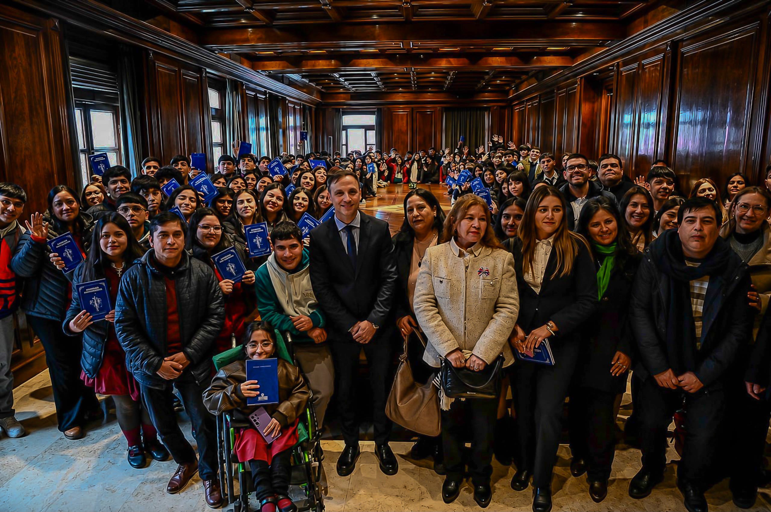 Estudiantes de Loreto y Fernández fueron recibidos en Casa de Gobierno por el Jefe de Gabinete