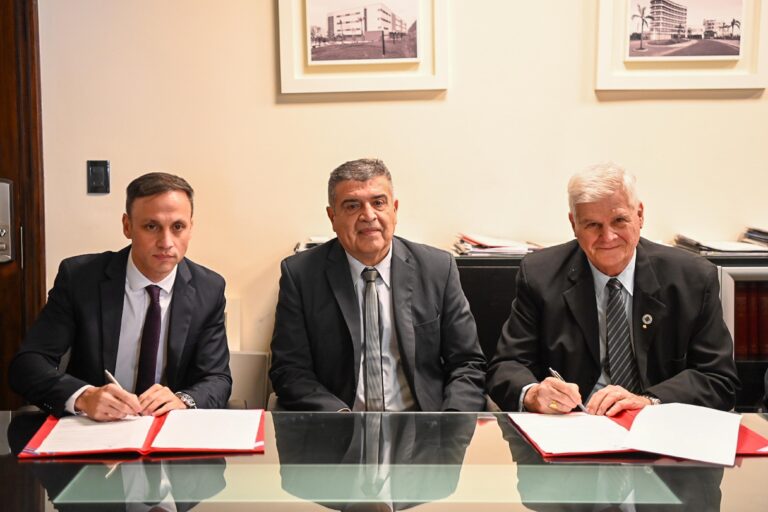 La Provincia y el Consejo Profesional de Ingeniería firmaron un convenio para fortalecer los servicios del agua potable